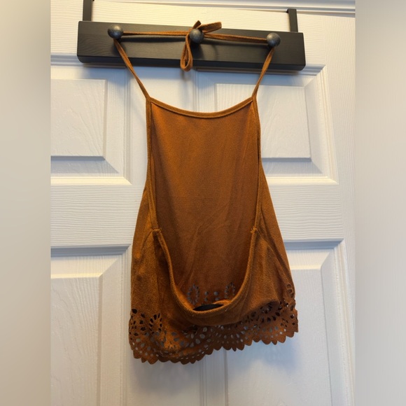 Crop halter with scalloped cutouts - Picture 3 of 4